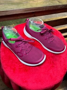 OOFOS OOMG Recovery Sneaker Maroon White Womens Size 8